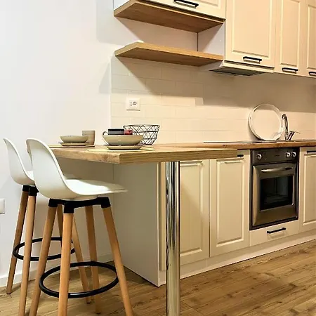 In The Heart Of Old Bazaar, - Hana