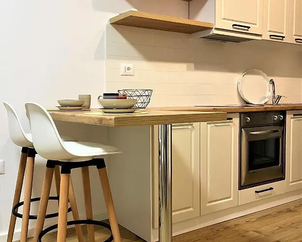 In The Heart Of Old Bazaar, - Hana